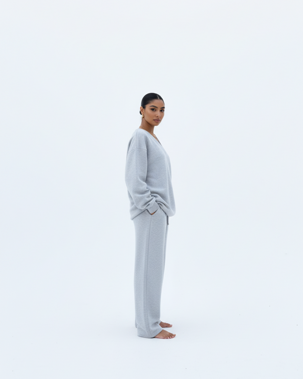 Soft Light Grey Women’s Tracksuit Set – V-Neck Pullover & Relaxed Pants