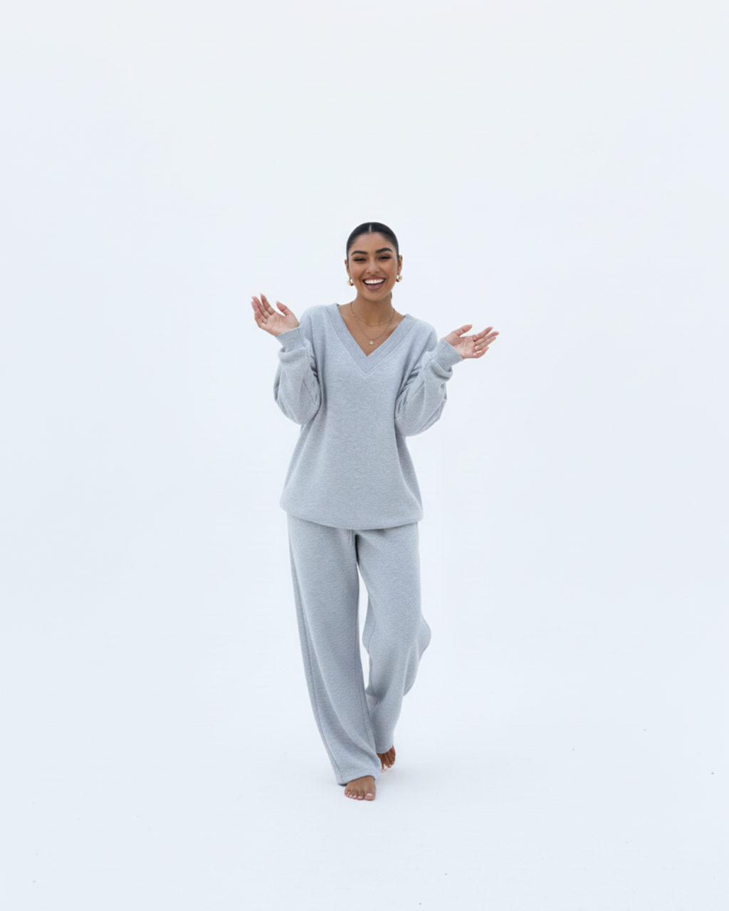 Soft Light Grey Women’s Tracksuit Set – V-Neck Pullover & Relaxed Pants