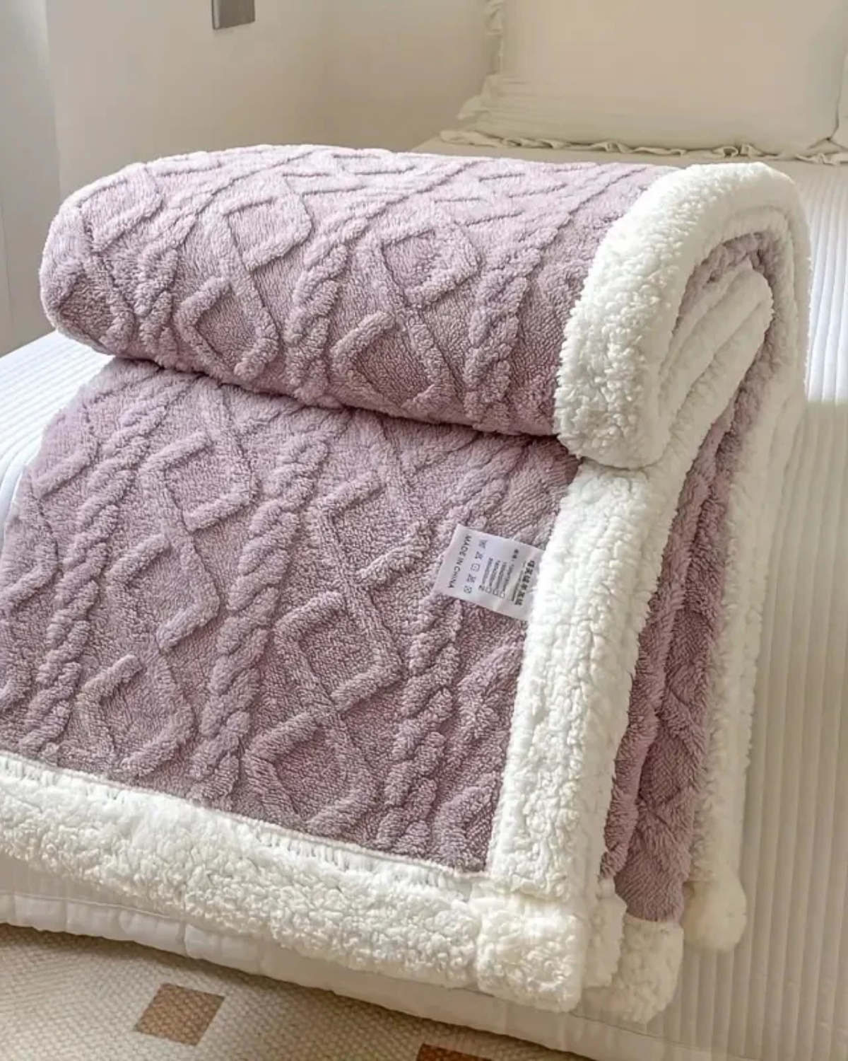 Luxurious Snuggle Throw with a Velvety-Soft Texture for Ultimate Comfort