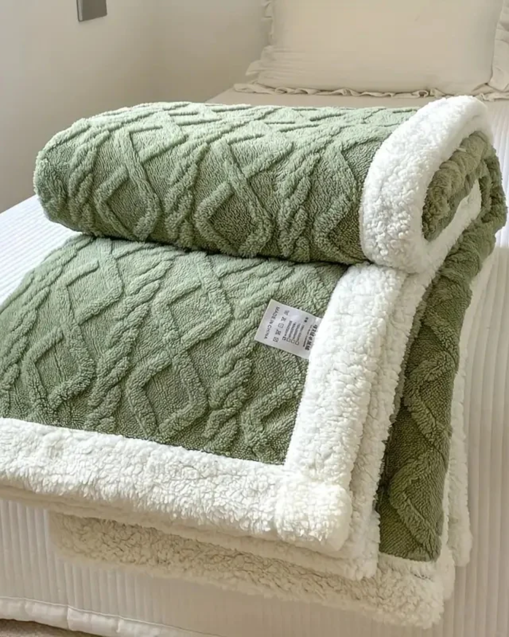 Luxurious Snuggle Throw with a Velvety-Soft Texture for Ultimate Comfort