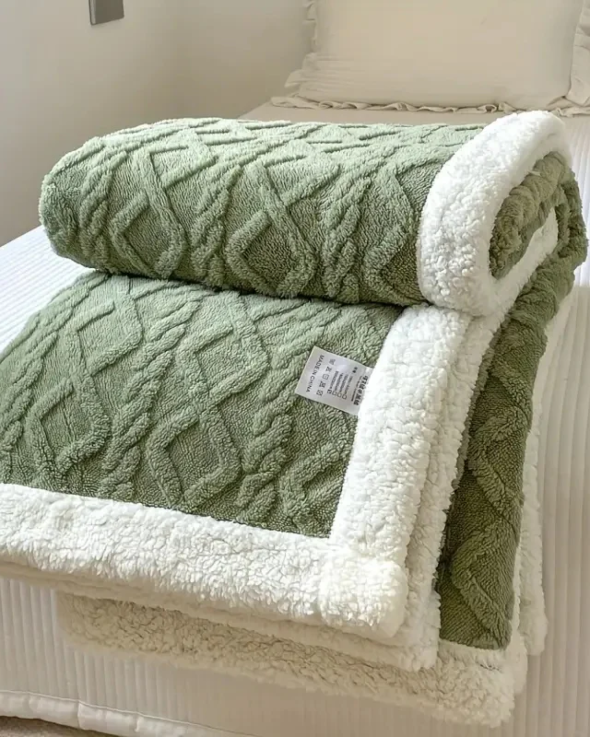 Luxurious Snuggle Throw with a Velvety-Soft Texture for Ultimate Comfort
