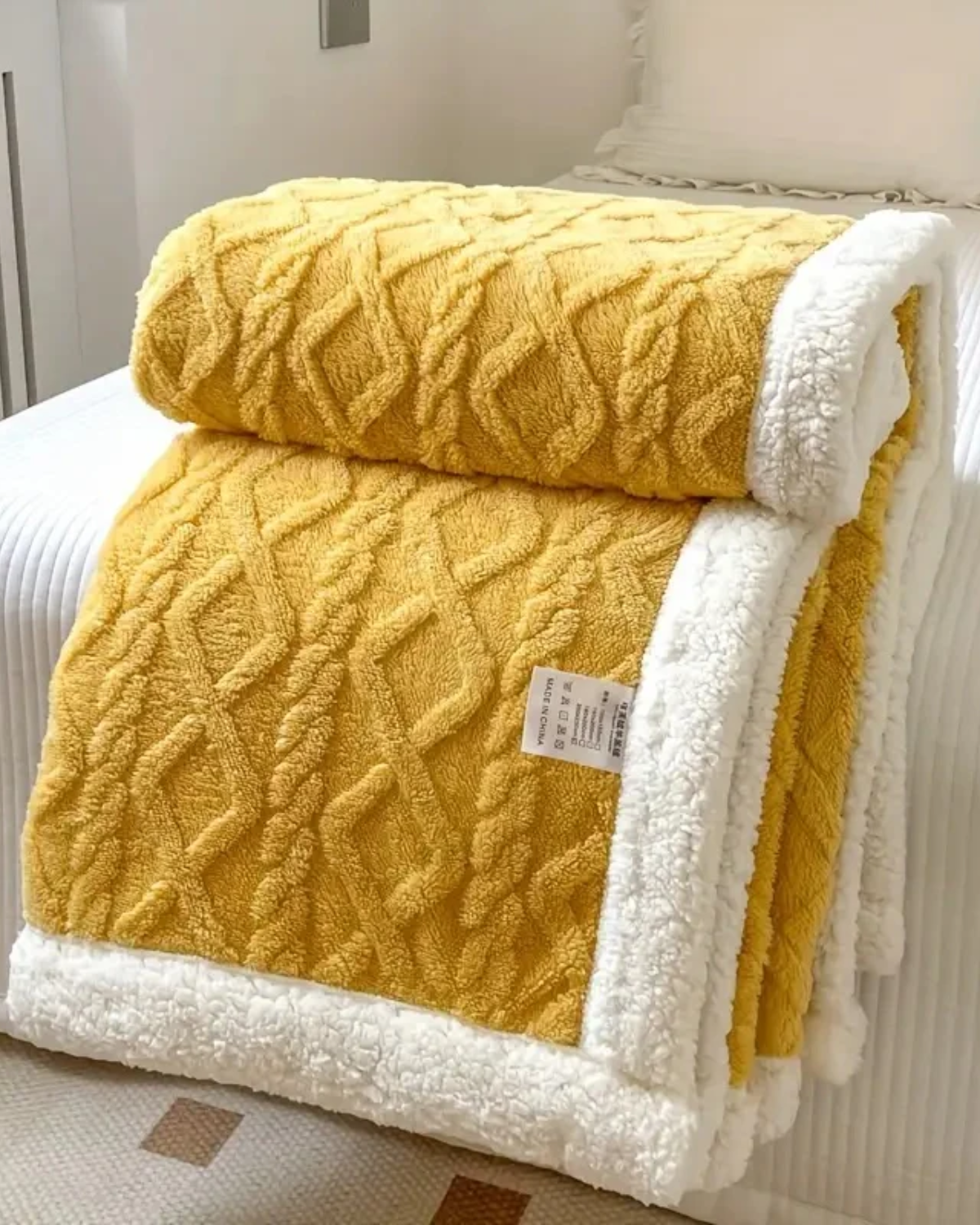 Luxurious Snuggle Throw with a Velvety-Soft Texture for Ultimate Comfort