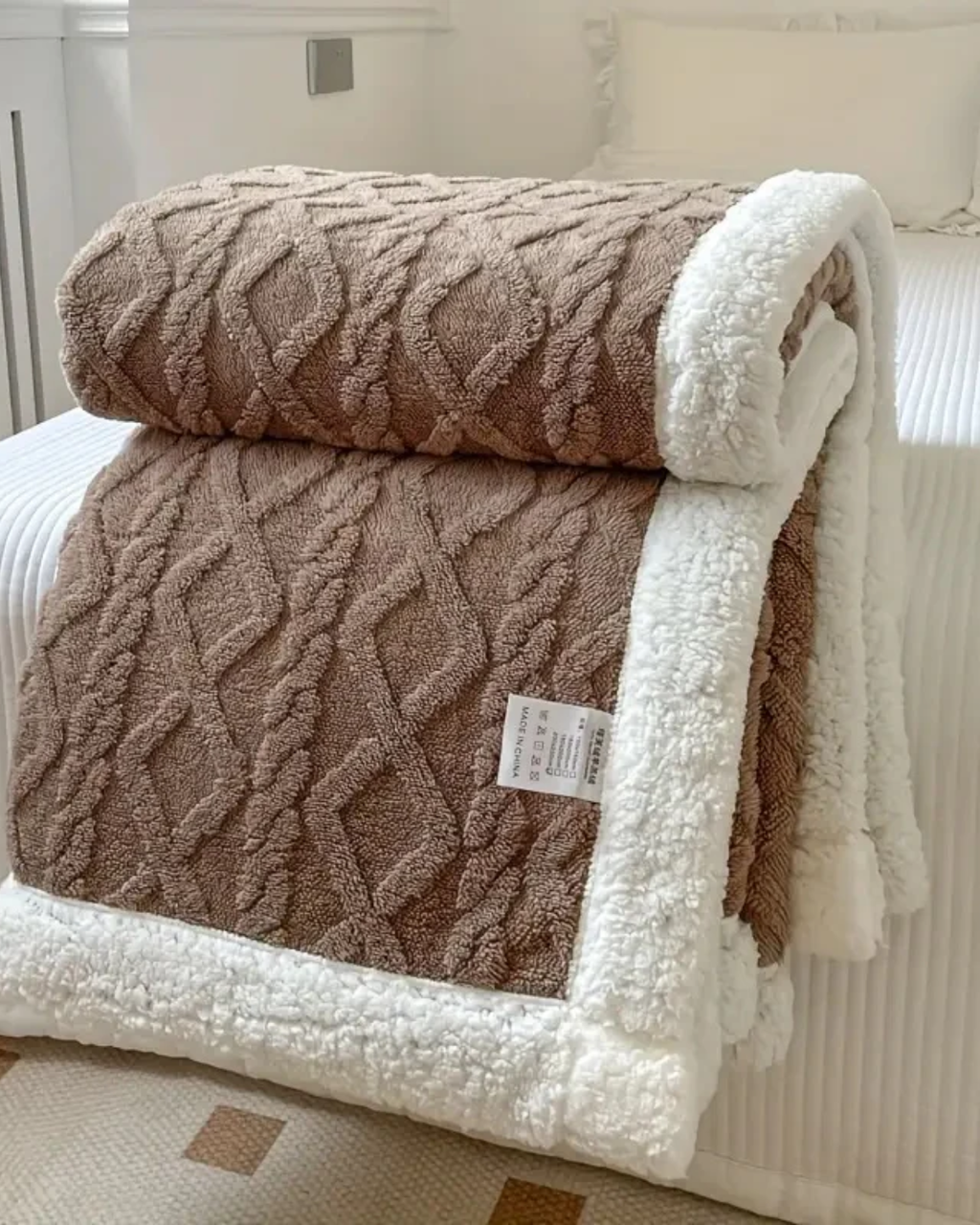 Luxurious Snuggle Throw with a Velvety-Soft Texture for Ultimate Comfort