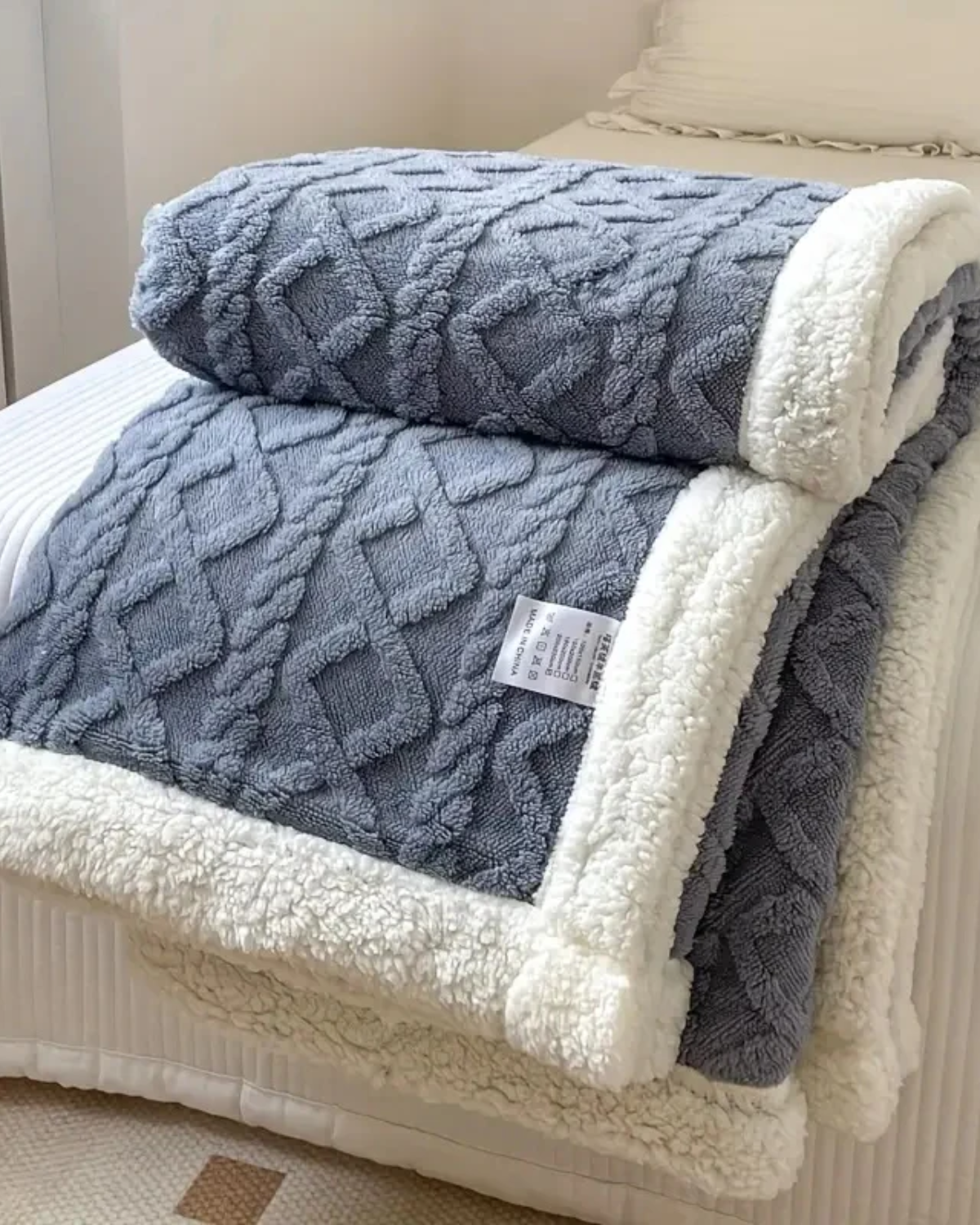 Luxurious Snuggle Throw with a Velvety-Soft Texture for Ultimate Comfort