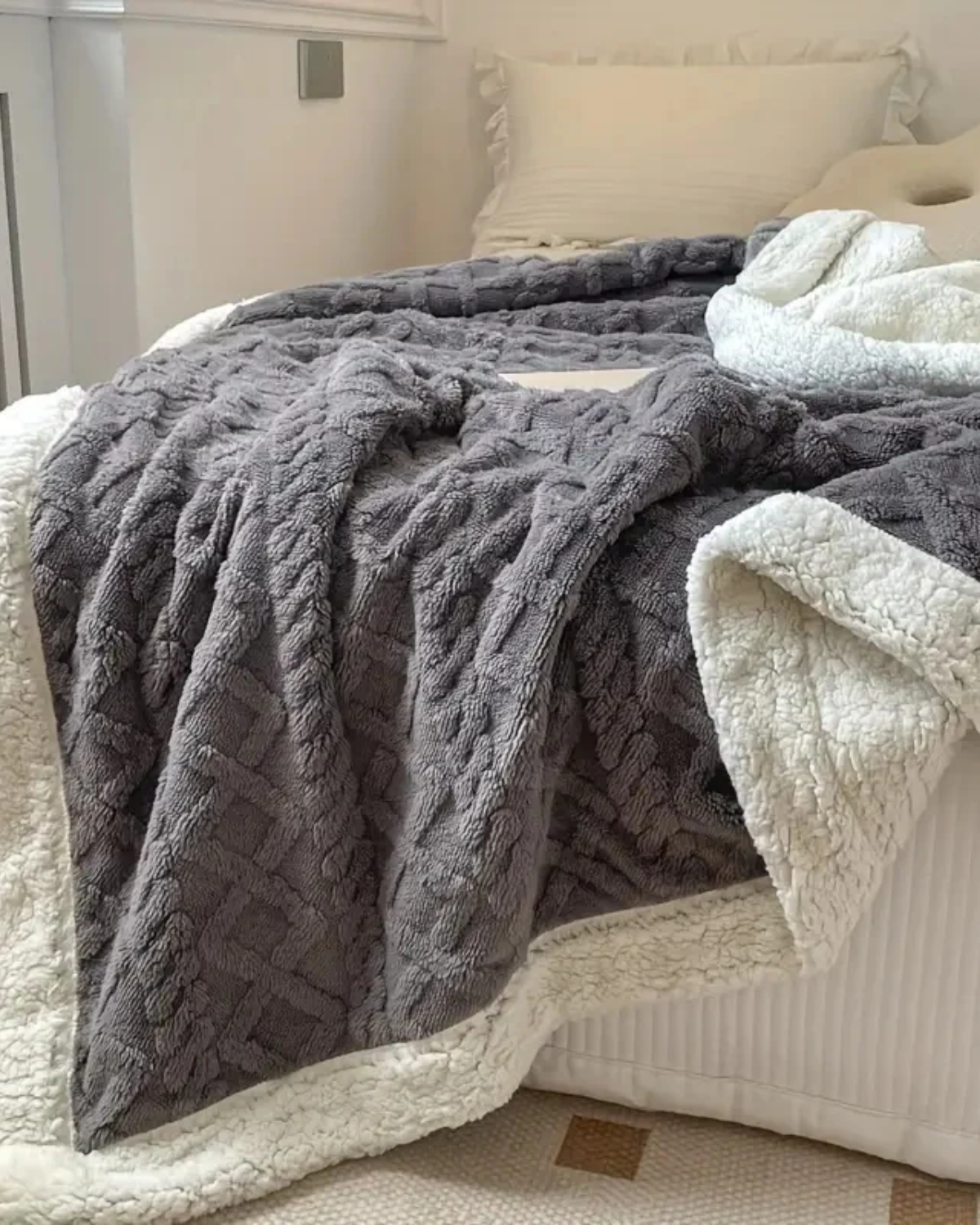Luxurious Snuggle Throw with a Velvety-Soft Texture for Ultimate Comfort